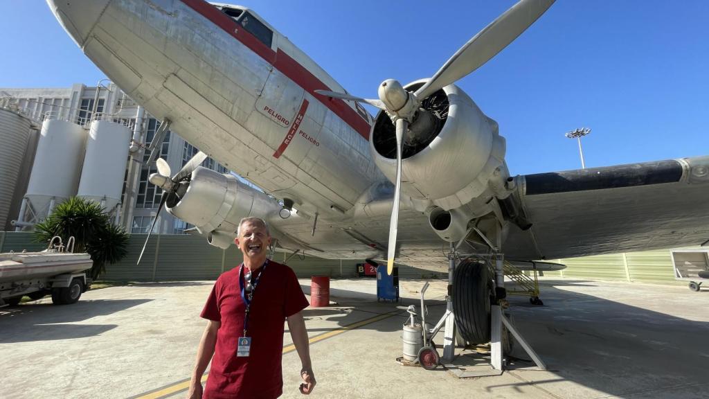 Antonio, con un avión.