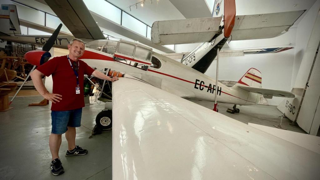 Antonio posa con un avión.