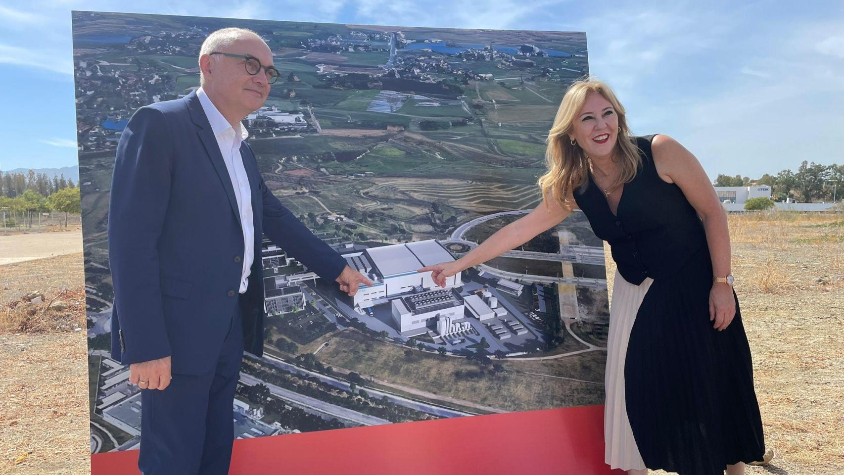 El CEO de IMEC y la consejera de Economía de la Junta de Andalucía, Carolina España, señalan el diseño del centro de Málaga.