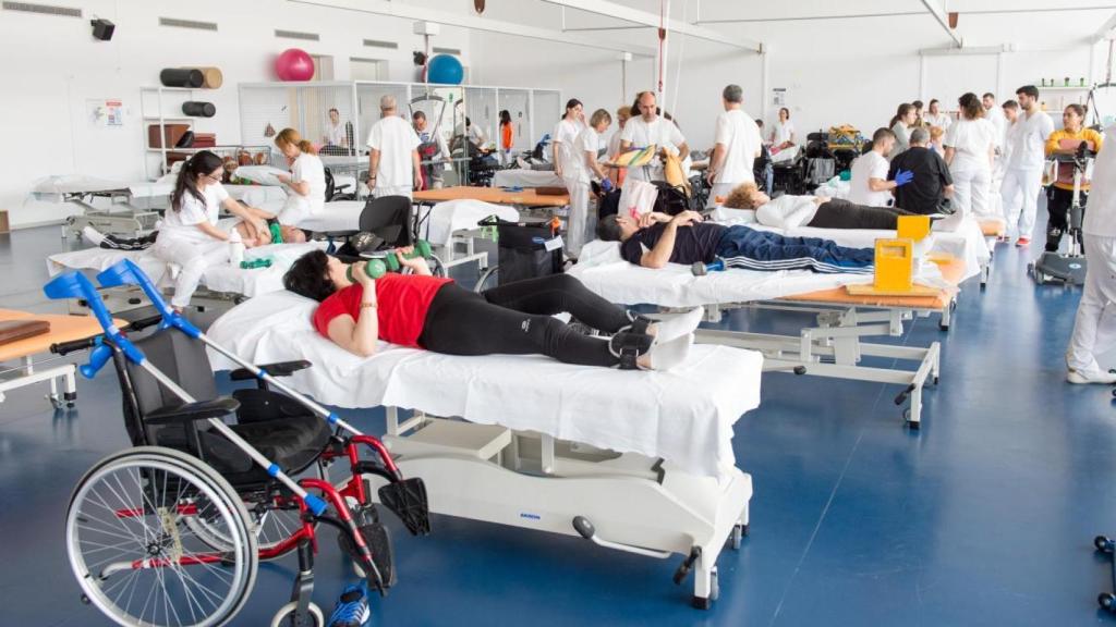 Pacientes rehabilitándose en el Hospital Nacional de Parapléjicos de Toledo en una imagen difundida por el Servicio de Salud de Castilla-La Mancha.