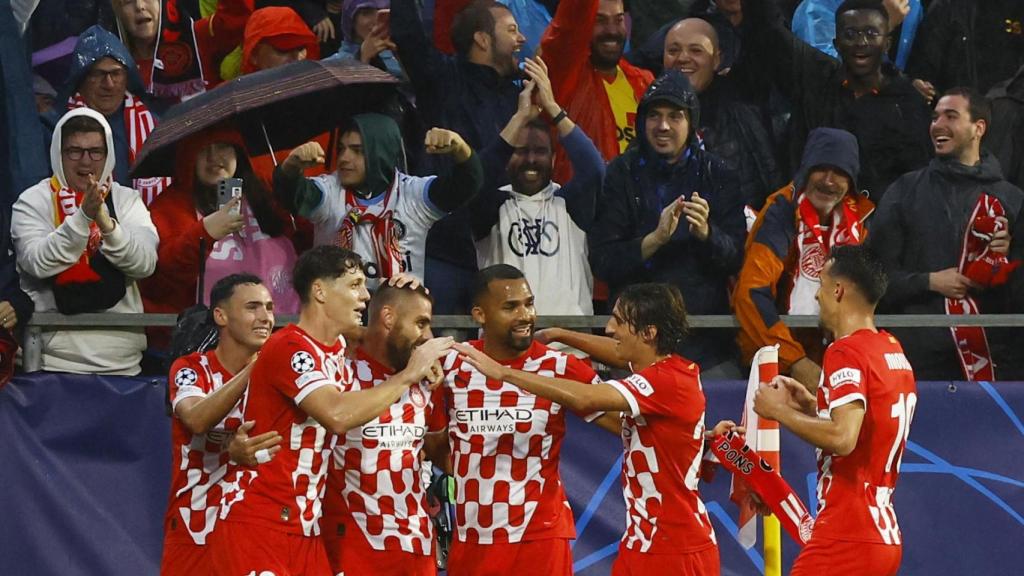 Los jugadores del Girona celebran el gol inicial de David López.