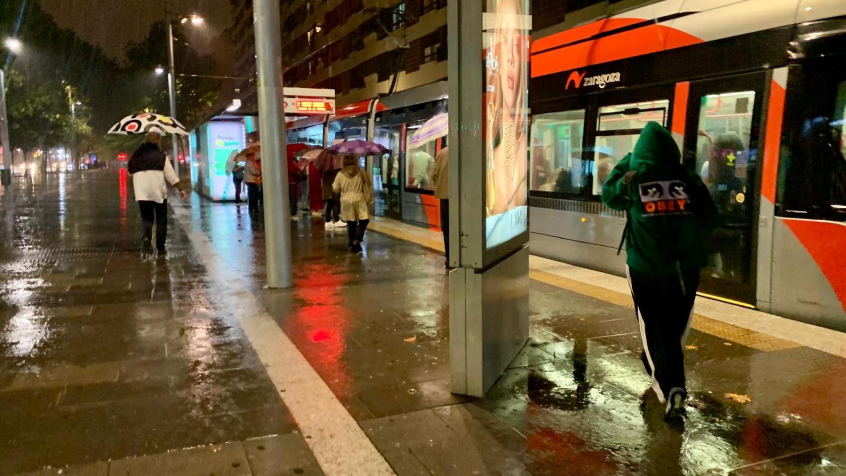 Las lluvias han desbordado el alcantarillado en el entorno de Fernando el Católico.