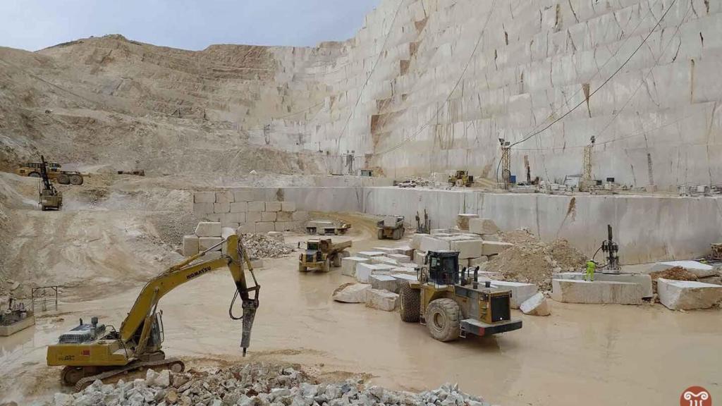 Cantera de mármol crema-marfil de Monte Coto, en Pinoso, Alicante.