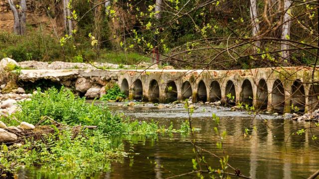 Uno de los puentes que cruza el Río Sepris.