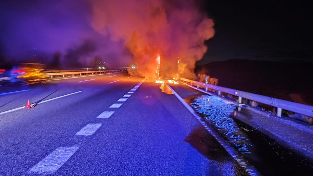 Un camión arde en la A-2, sentido Madrid.