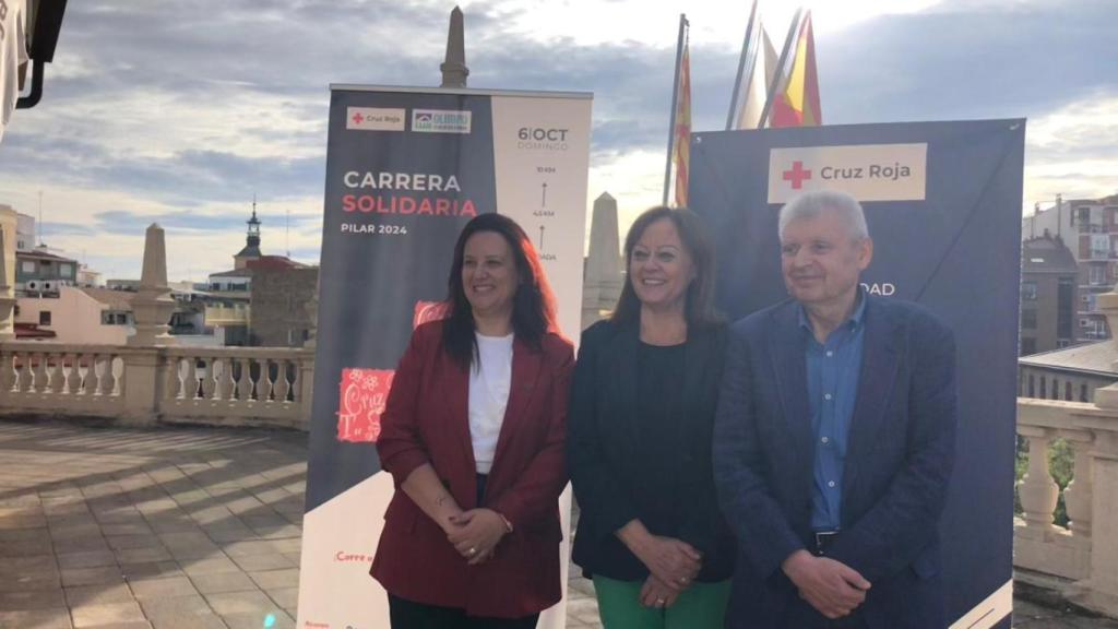 Raquel Martínez, de Cruz Roja, Charo Lázaro, diputada de la Diputación de Zaragoza, y Santiago Chivite, presidente del club de atletismo Olimpo