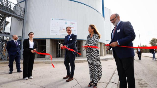 La alcaldesa de Zaragoza, Natalia Chueca, inaugurando la Biorrefinería junto al director ejecutivo de la CBE JU, Nicoló Giacomuzzi-Moore.