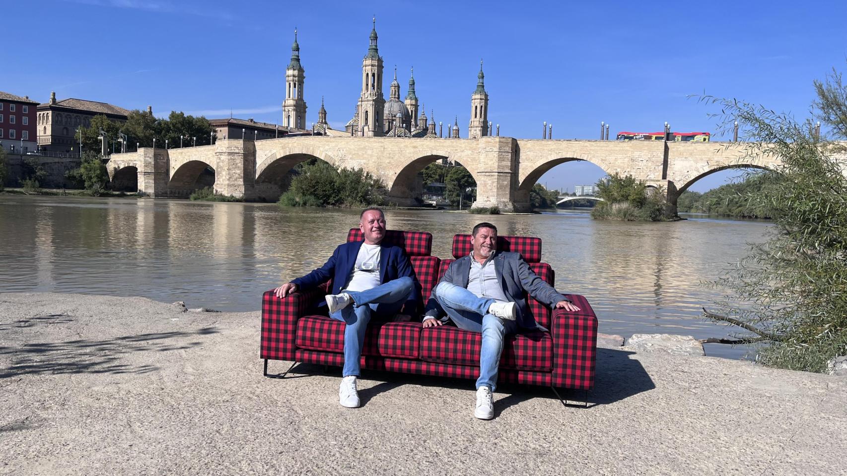 Tapigrama saca a la calle su sofá "Tapirulo" por los rincones más