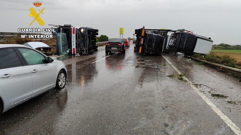 Aparatoso accidente de un vehículo portacoches en la A-68 en Zaragoza