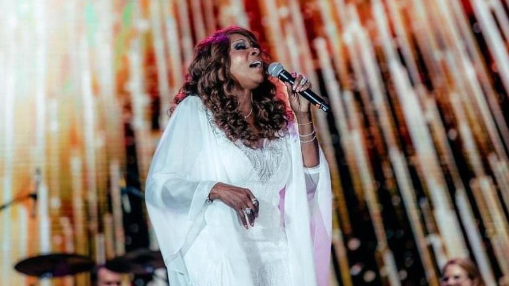 La leyenda de la música Gloria Gaynor en uno de sus conciertos.