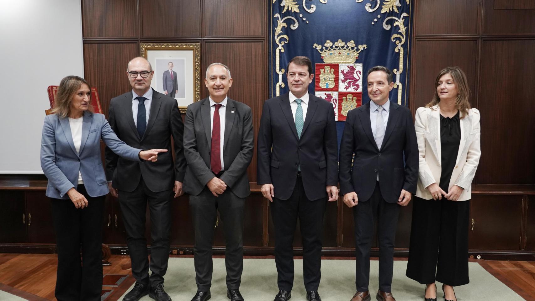 El presidente de la Junta, Alfonso Fernández Mañueco, y los rectores de las universidades, durante su reunión de este miércoles