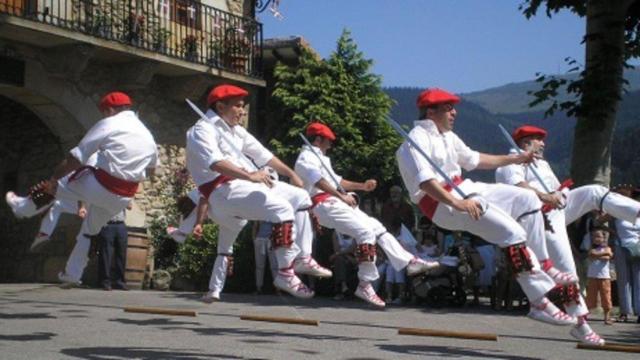 Un grupo de vascos bailando