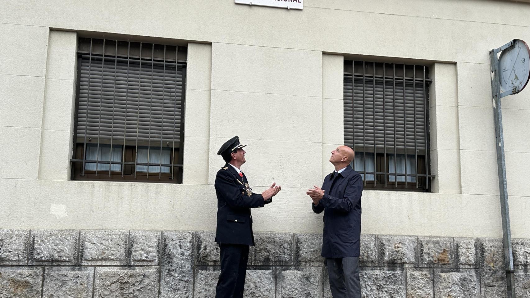 El alcalde, José Antonio Diez; y el comisario jefe provincial de la Policía Nacional en León, Miguel Ángel de Diego, destapan la placa