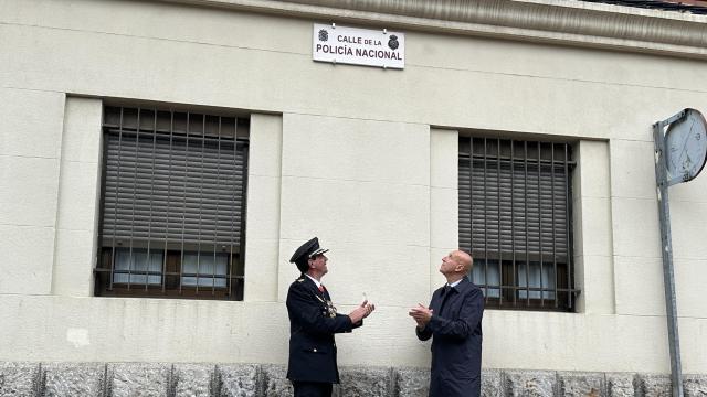 El alcalde, José Antonio Diez; y el comisario jefe provincial de la Policía Nacional en León, Miguel Ángel de Diego, destapan la placa