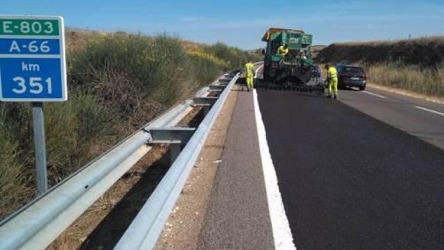 Trabajos de mantenimiento de asfaltado en la autovía A-66 en la provincia de Salamanca