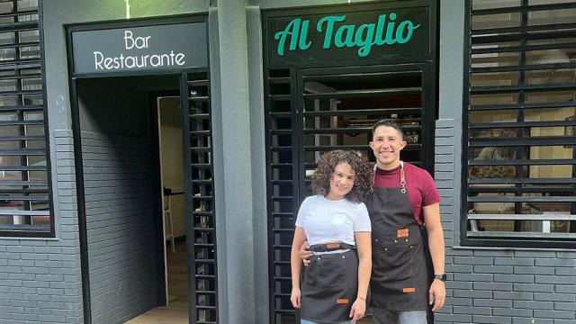 Lesly y Tony frente a su pizzería