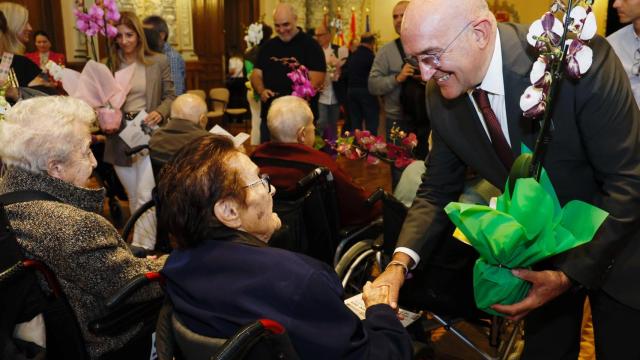 El alcalde de Valladolid, Jesús Julio Carnero, en un homenaje a los vecinos centenarios