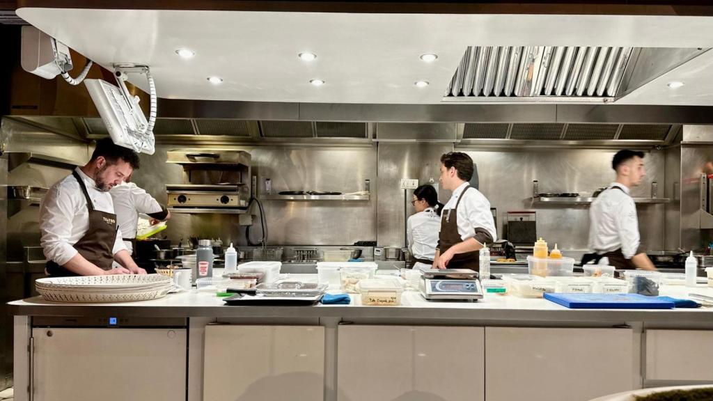 Desde la mesa se puede observar todo el cocinado de los platos.