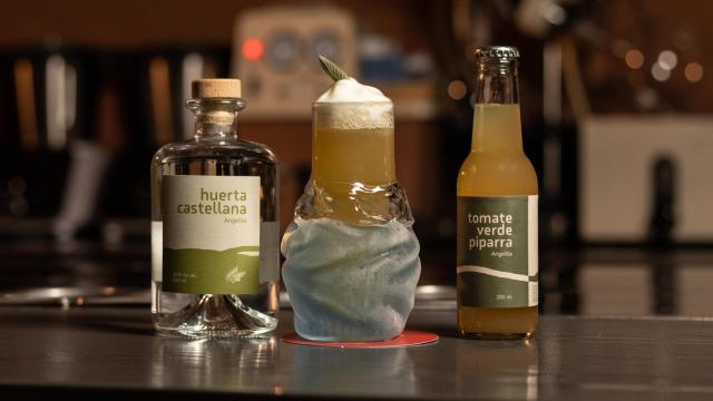 Angelita, una de las mejores coctelerías de España, pone a la venta sus destilados y mocktails embotellados