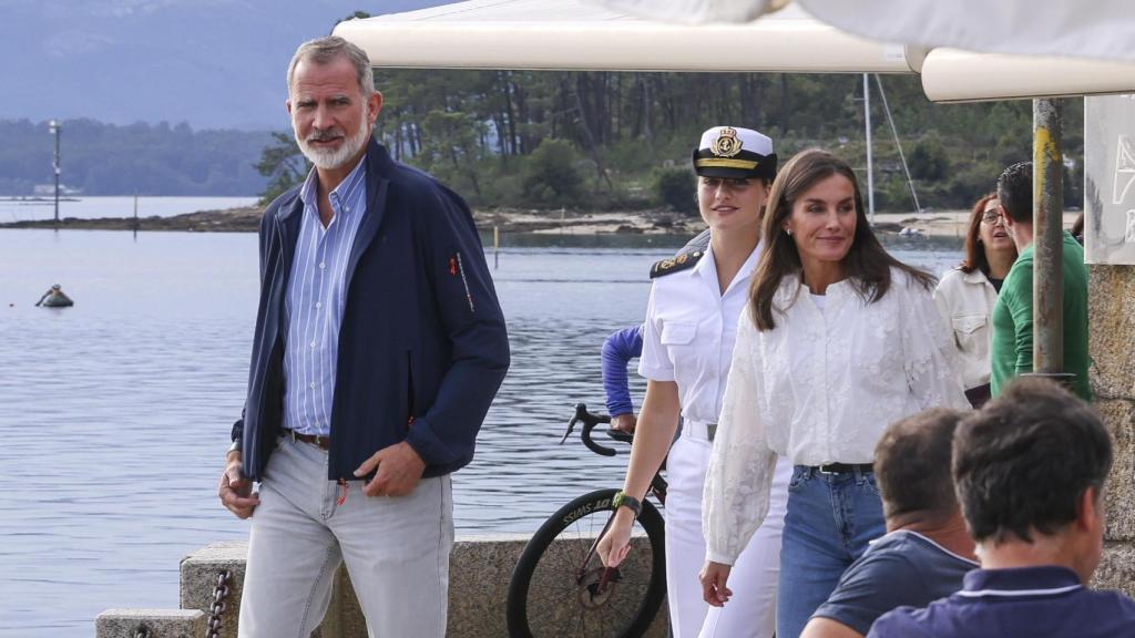 Felipe VI y Letizia junto a la princesa Leonor en Galicia.