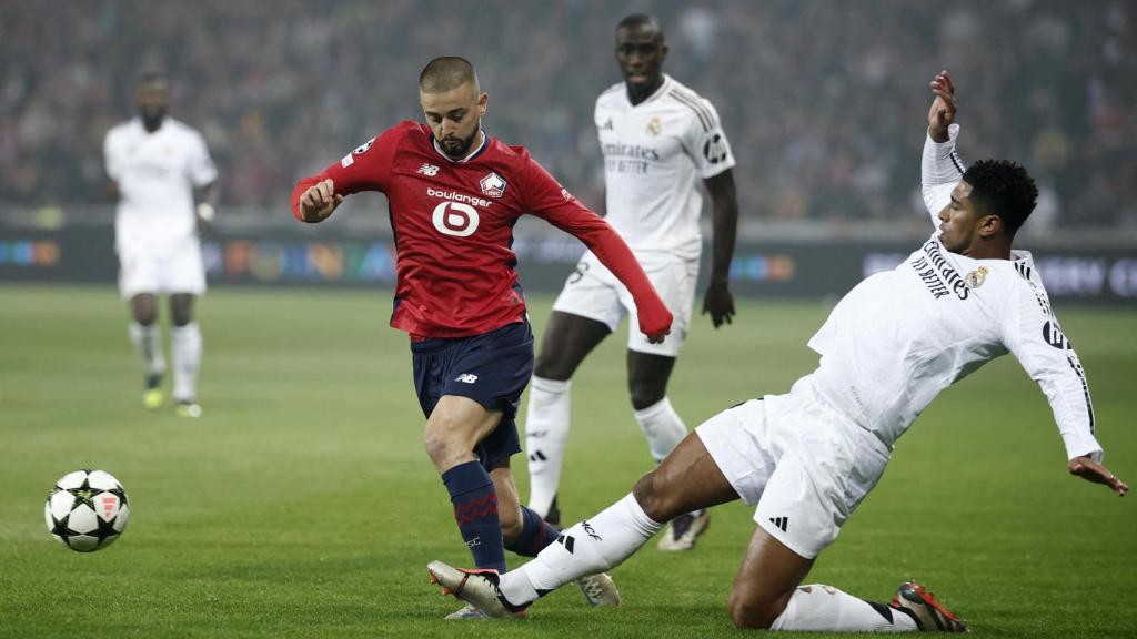 Bellingham trata de pelear por el balón en el partido ante el Lille.