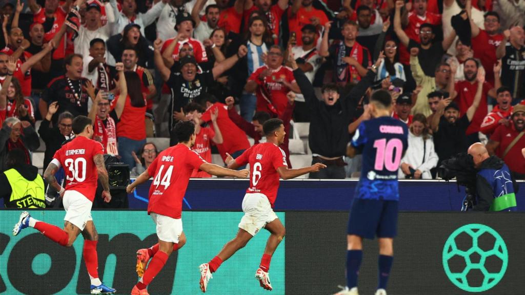 Los jugadores del Benfica celebran el gol de Bah.