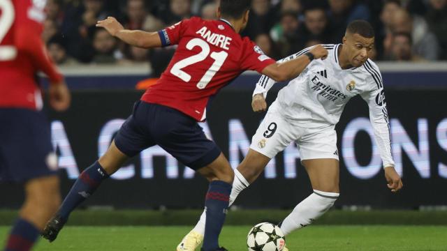 Mbappé se lleva el balón en el partido ante el Lille.