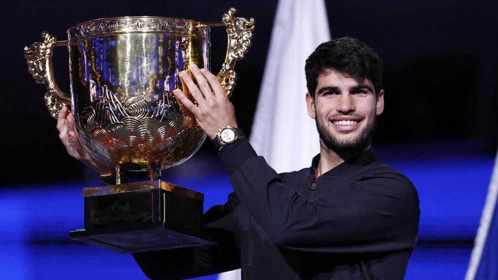 Carlos Alcaraz, con el trofeo de campeón del Open de China 2024