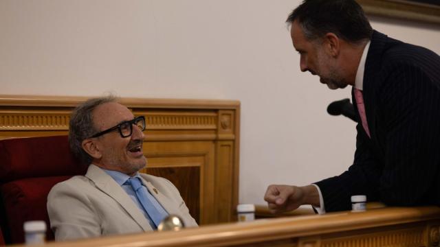 El edil de Urbanisno, Florentino Delgado, conversa con el concejal de Movilidad, Iñaki Jiménez.