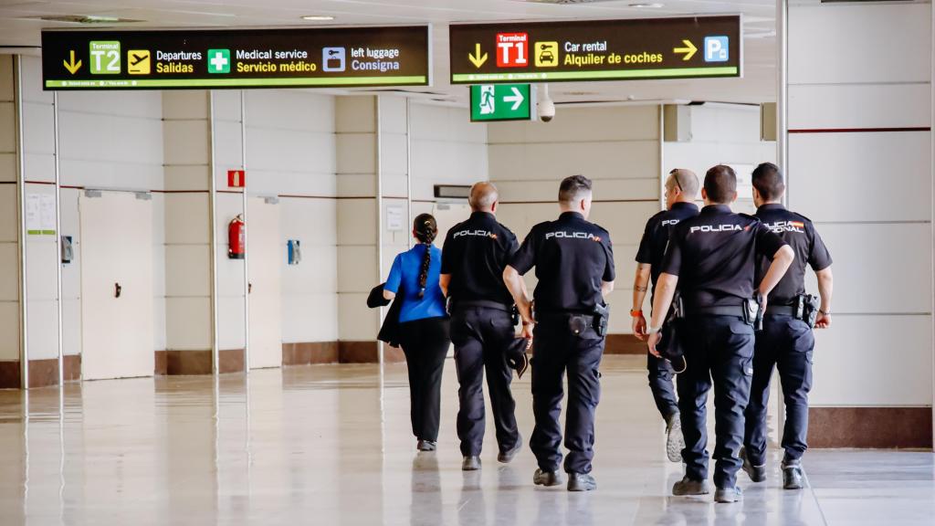 Un grupo de agentes de la Policía Nacional en Barajas en una imagen de archivo.