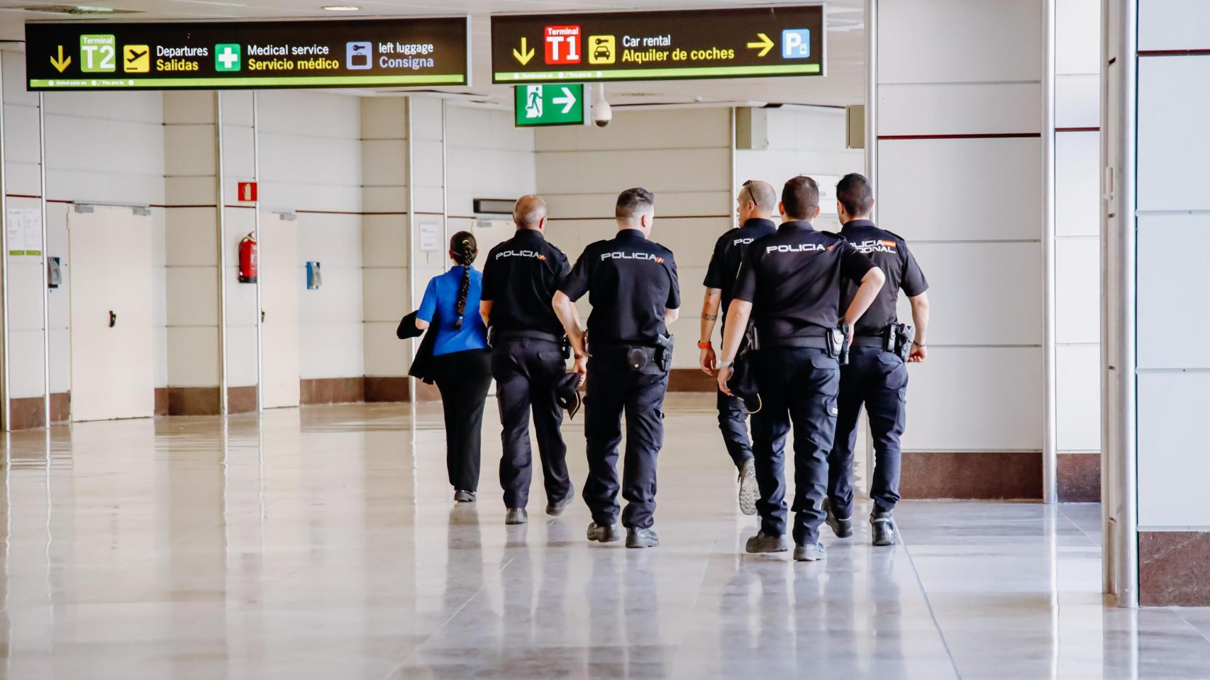 Un grupo de agentes de la Policía Nacional en Barajas en una imagen de archivo.