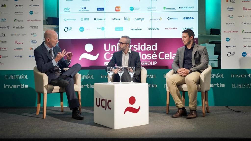 Carlos Sisternas, consejero técnico de Fenin; José Andrés Gómez; y Adrián García, responsable del Departamento Corporativo de Equipamiento y Alta Tecnología de Quirónsalud