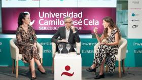 De izquierda a derecha: Sara Mayero, José Andrés Gómez, redactor jefe de Ciencia, y Belén González.