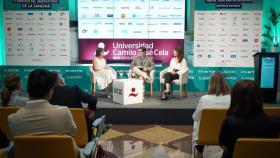 Yolanda Gilaberte,  jefa del Servicio de Dermatología del Hospital Universitario Miguel Servet y presidenta de la Academia Española de Dermatología y Venereología (AEDV); Paolo Fava, periodista de EL ESPAÑOL, y Sandra Ros, psicóloga adjunta del Servicio de Dermatología, Reumatología y Programa de Trasplante Cardíaco del Hospital de la Santa Creu i Sant.