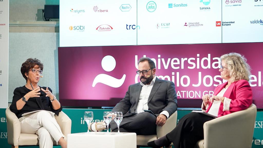 Elena Andradas (Comunidad de Madrid), Eduardo Ortega (EL ESPAÑOL-Invertia) y Laura Ruiz (Castilla-La Mancha) en el V Simposio del Observatorio de la Sanidad.