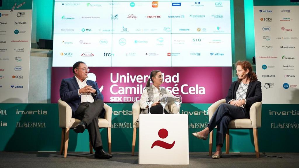 Santiago Palacios, director de la Cátedra de Climaterio y Menopausia  de la Fundación HM Hospitales; Mercedes Rivera, redactora de Sanidad de EL ESPAÑOL-Invertia; y Lourdes Fernández de Bobadilla Olazábal, coordinadora de la Unidad de Patología de la Mama del Hospital HLA Universitario Moncloa