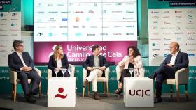 Rafael Álvarez, coordinador asistencial de Oncología Médica de HM Hospitales; María Perelló, directora del Departamento Médico de Oncología de Daiichi Sankyo; Juan Rodríguez, periodista de EL ESPAÑOL;  Ana Peiró, directora médica de Oncología de AstraZeneca España, y Jacobo Muñoz, director médico de J&J Innovative Medicine España.