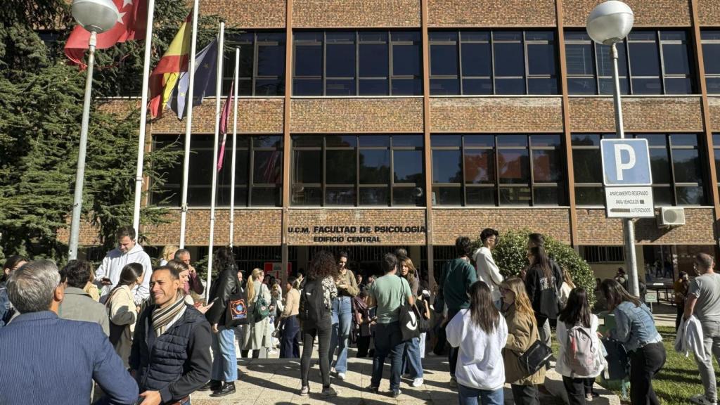 Aspirantes a personal fijo de RTVE en la categoría de informador esperan este domingo en el exterior de la Facultad de Ciencias Económicas de la Universidad Complutense de Madrid.