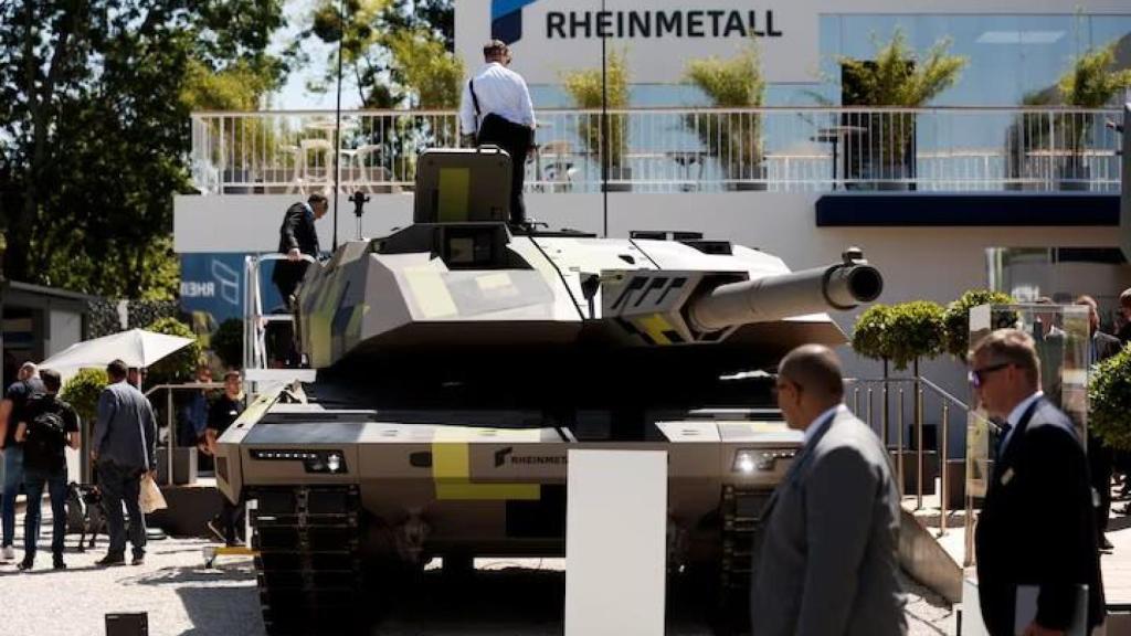 Un tanque KF51 Panther fabricado por Rheinmetall se exhibe en la feria internacional de defensa.