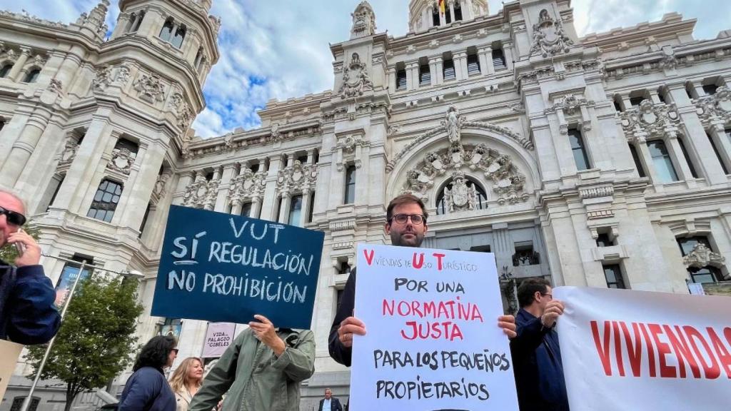 Enrique, en la protesta organizada por dueños y anfitriones de pisos turísticos en Madrid.