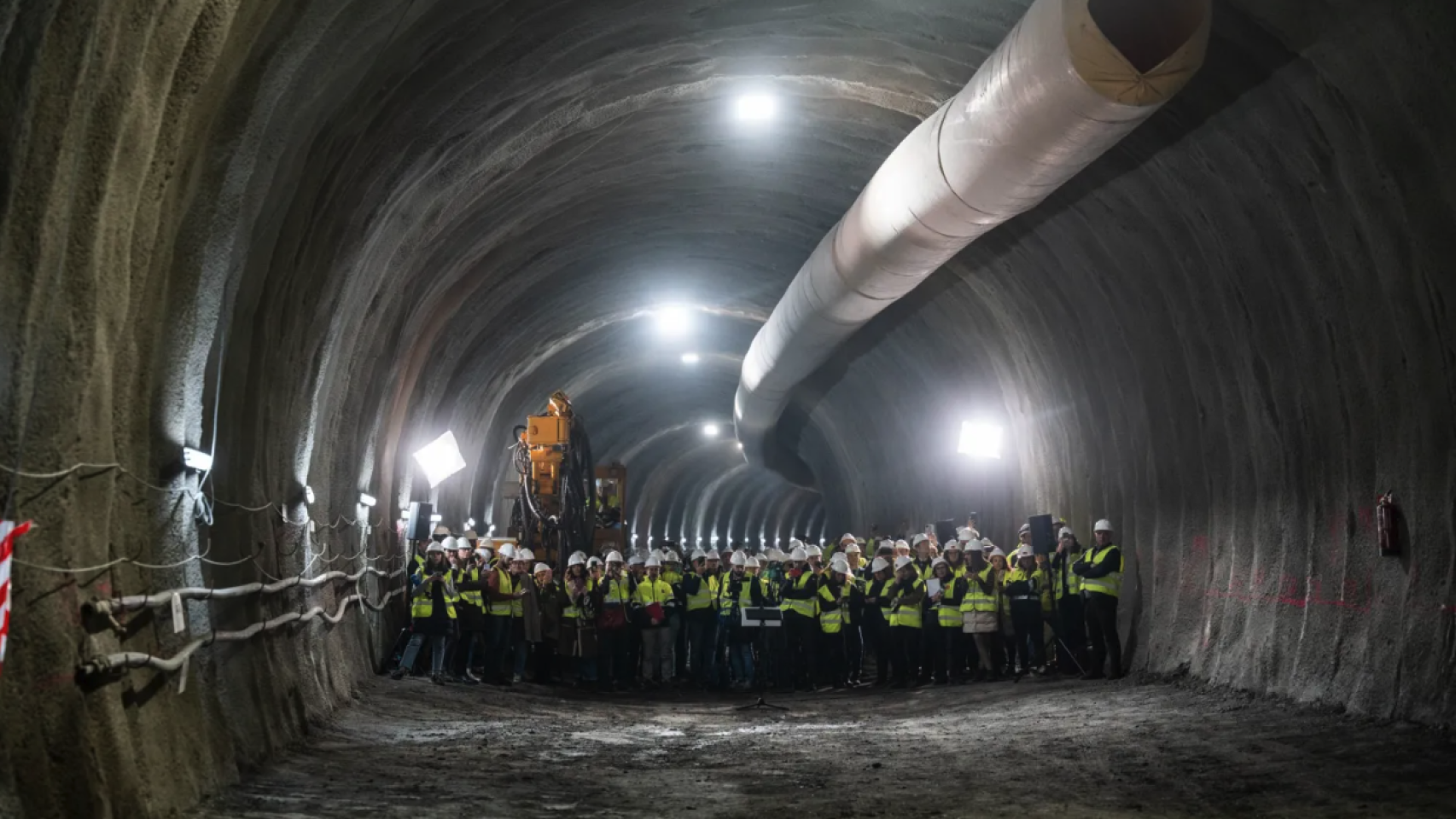 Autoridades de la Comunidad de Madrid dentro del túnel que conectará Getafe con el centro de Madrid.