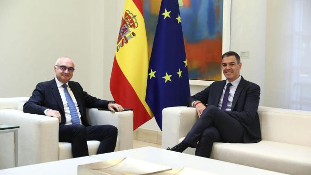 El presidente del Gobierno, Pedro Sánchez, durante el encuentro co...Descargar  El presidente del Gobierno, Pedro Sánchez, durante el encuentro con el presidente y director ejecutivo de IMEC, Luc Van den Hove.