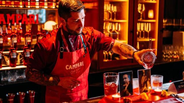 Jonathan Fernández, de Casanis Bistrot, preparando el 'Mejor Negroni de España 2024'.