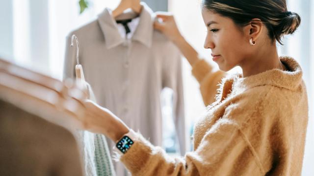 Mujer comprando ropa