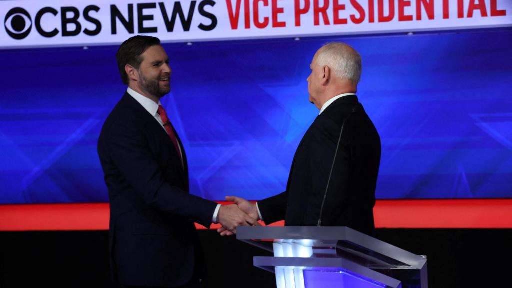 El republicano JD Vance saluda al demócrata Tim Walz al final del debate.