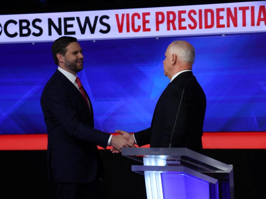 El republicano JD Vance saluda al demócrata Tim Walz al final del debate en la noche del martes.