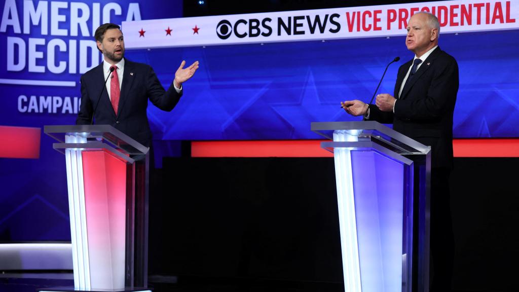 El republicano JD Vance (i) y el demócrata Tim Walz (d) durante el debate.