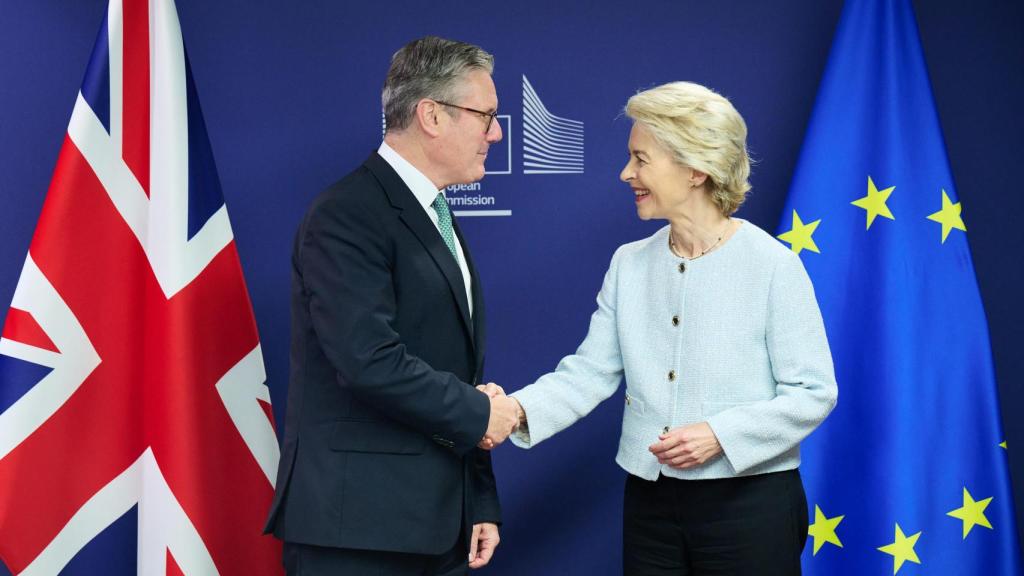 Ursula von der Leyen da la bienvenida a Keir Starmer en su visita a la sede de la Comisión Europea en Bruselas