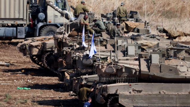 Tanques y tropas israelíes en la frontera de Líbano.