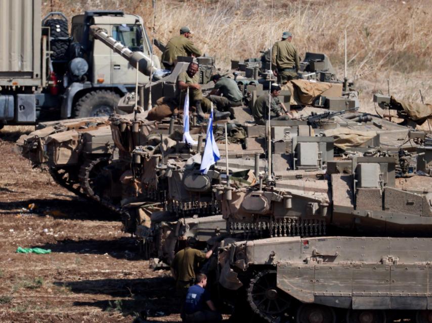 Tanques y tropas israelíes en la frontera de Líbano, este miércoles.